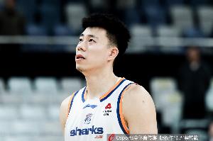 很稳!上海半场三分9投仅1中 但把失误控制在3次优于北京的9次配图