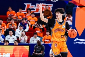 偰李永炜：感谢卢伟指导信任我 自己从防守做起 为队友创造机会配图