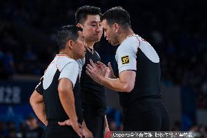 直播吧：总决赛G1全部是外籍裁判 G2开始将配备一名中方裁判配图