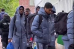 一则巴黎U17的视频在X上爆火:视频里显示,队伍只有一名白人球员配图