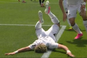 花里胡哨整啥呢?阿舒尔模仿嘴炮摇摆庆祝,队友赶来一把推趴在地配图