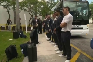 记者：乌拉圭队首战之前接受严格安检，现场部署缉毒防暴犬配图