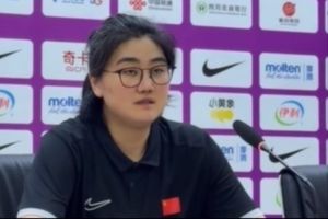 中国U17女篮主帅：面对年龄大的职业俱乐部 队员们打出了团队篮球配图