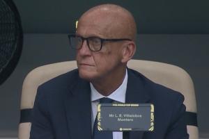 鹰眼!FIFA裁判委员会负责人,退役名哨科里纳观战沙特vs乌拉圭配图