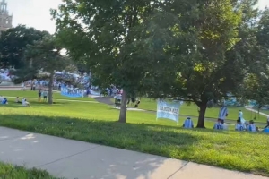 阿根廷球迷占据堪萨斯乡村俱乐部广场,等待世界杯首战配图