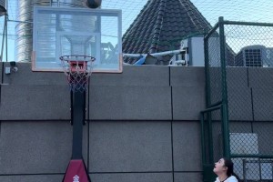 😅在篮球自己的高超技术面前，运动员都整不会了...